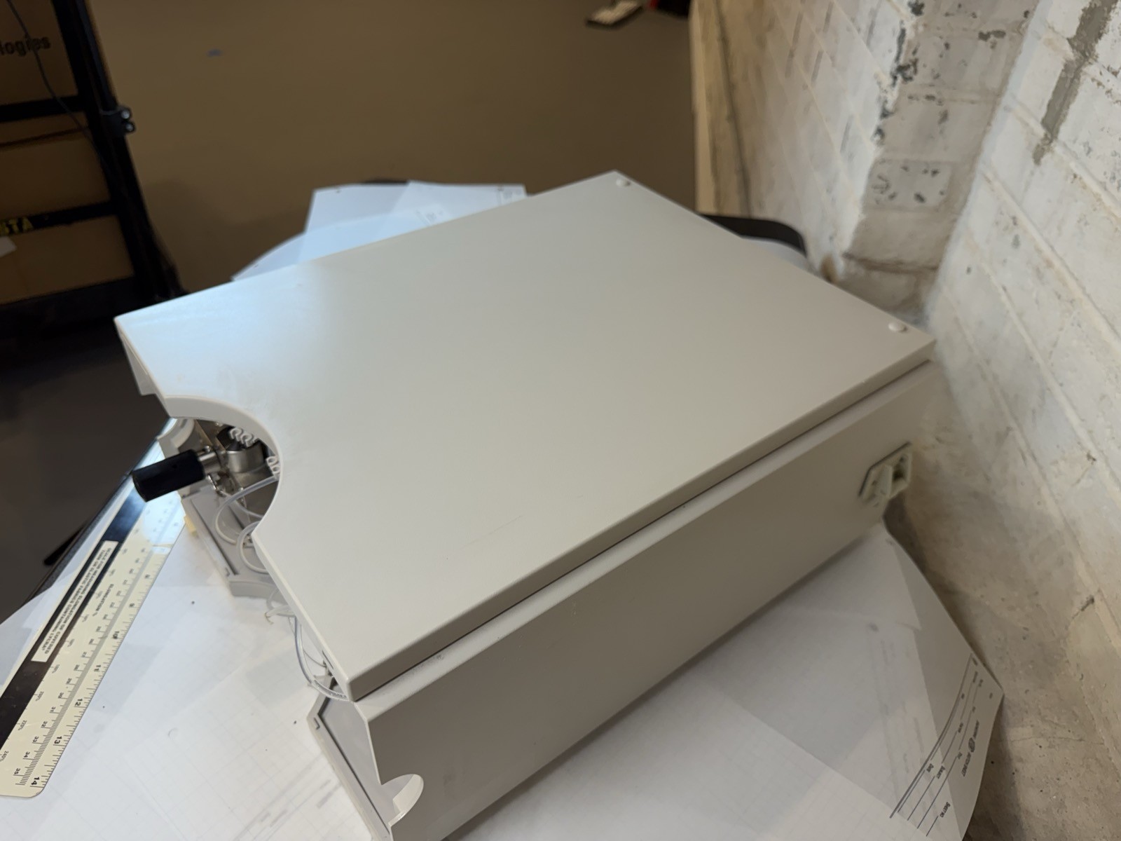 Agilent 1100 G1312A Binary Pump HPLC S/N DE14910702 — Powers On, Pumps Water