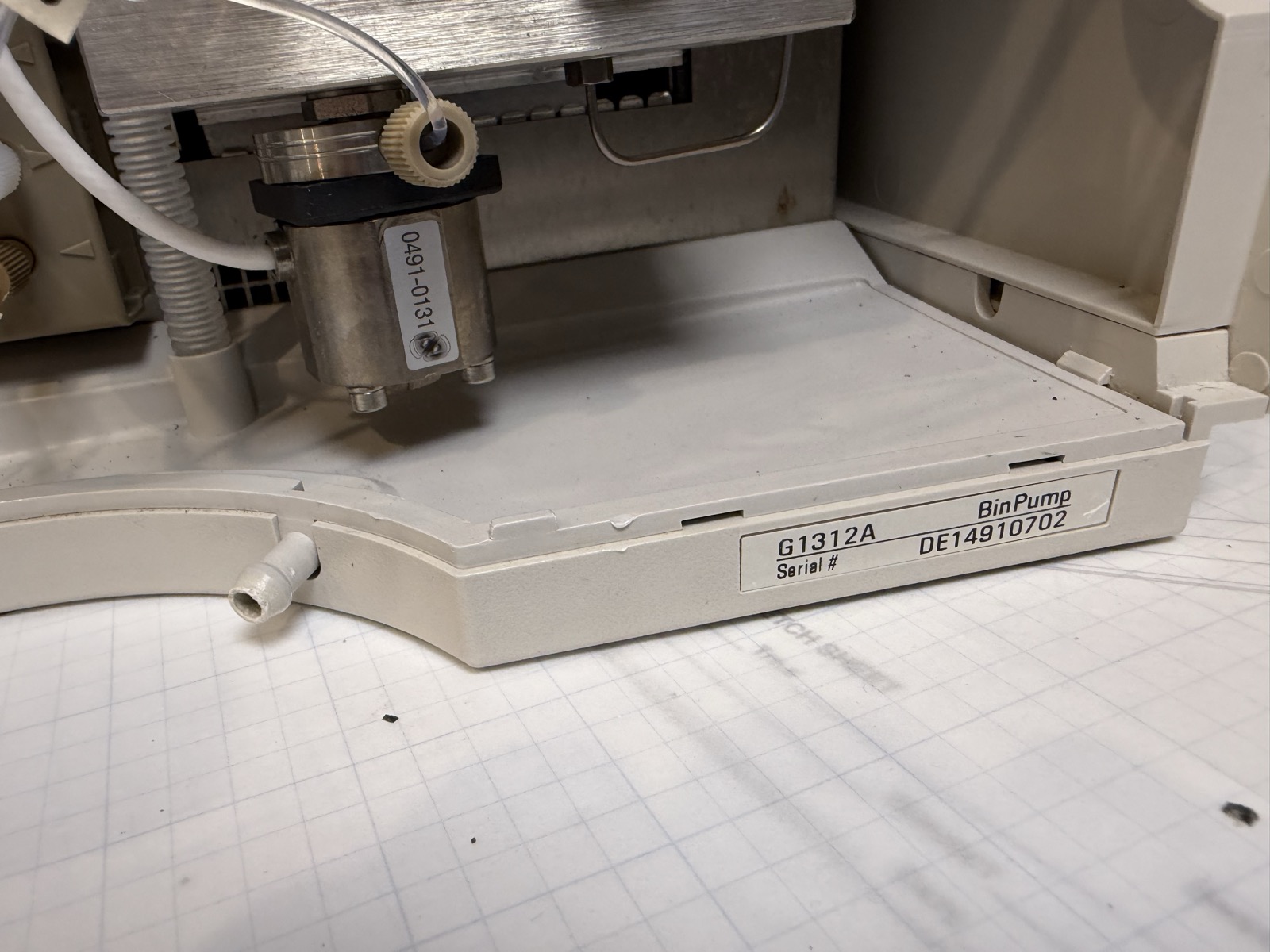 Agilent 1100 G1312A Binary Pump HPLC S/N DE14910702 — Powers On, Pumps Water