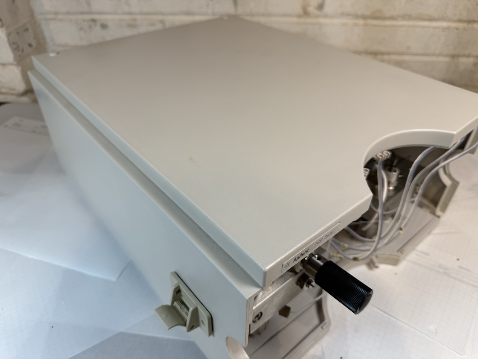 Agilent 1100 G1312A Binary Pump HPLC S/N DE14910702 — Powers On, Pumps Water