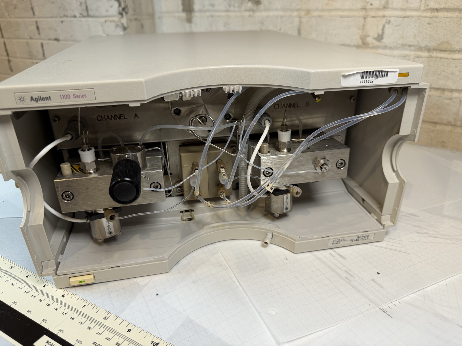 Agilent 1100 G1312A Binary Pump HPLC S/N DE14910702 — Powers On, Pumps Water