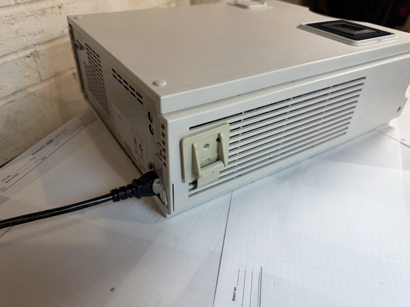 Agilent 1100 G1330B FC/ALS Thermostat HPLC S/N DE13213061 — Powers On