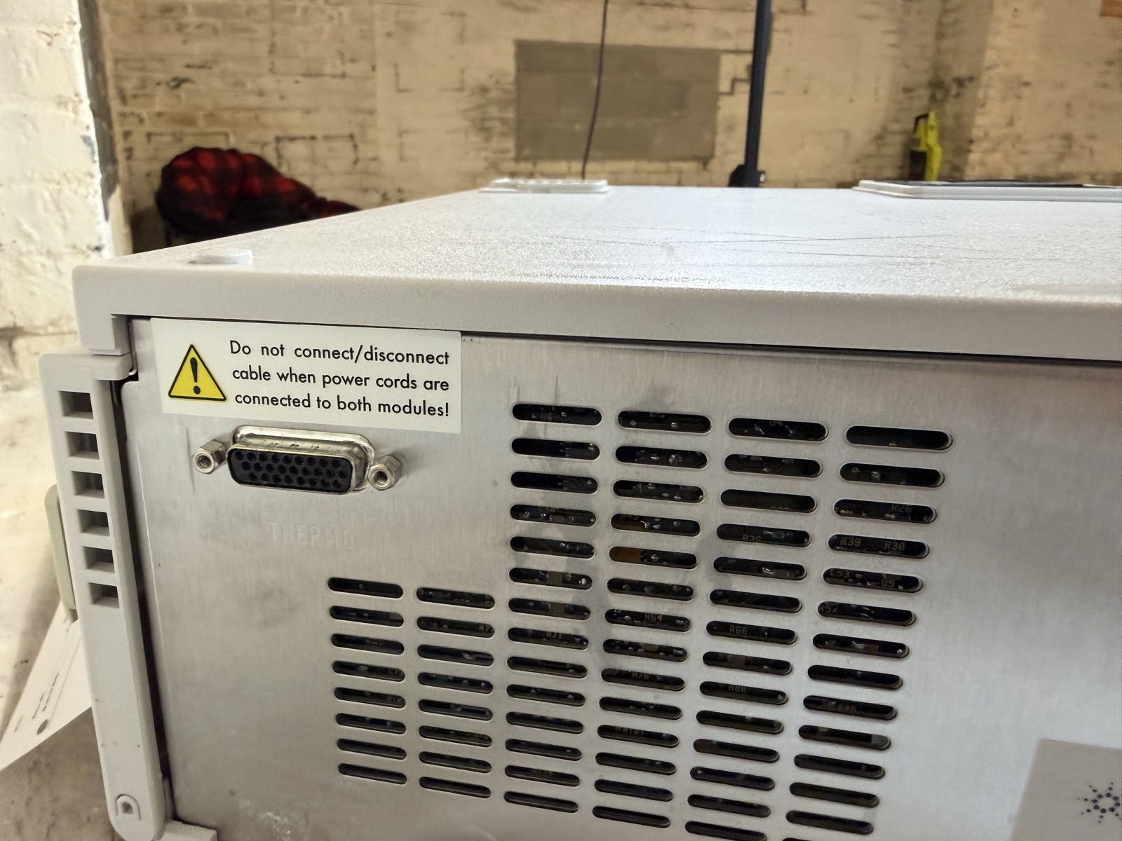 Agilent 1100 G1330B FC/ALS Thermostat HPLC S/N DE13213061 — Powers On