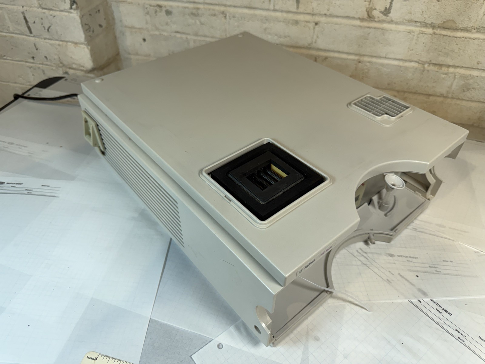 Agilent 1100 G1330B FC/ALS Thermostat HPLC S/N DE13213061 — Powers On