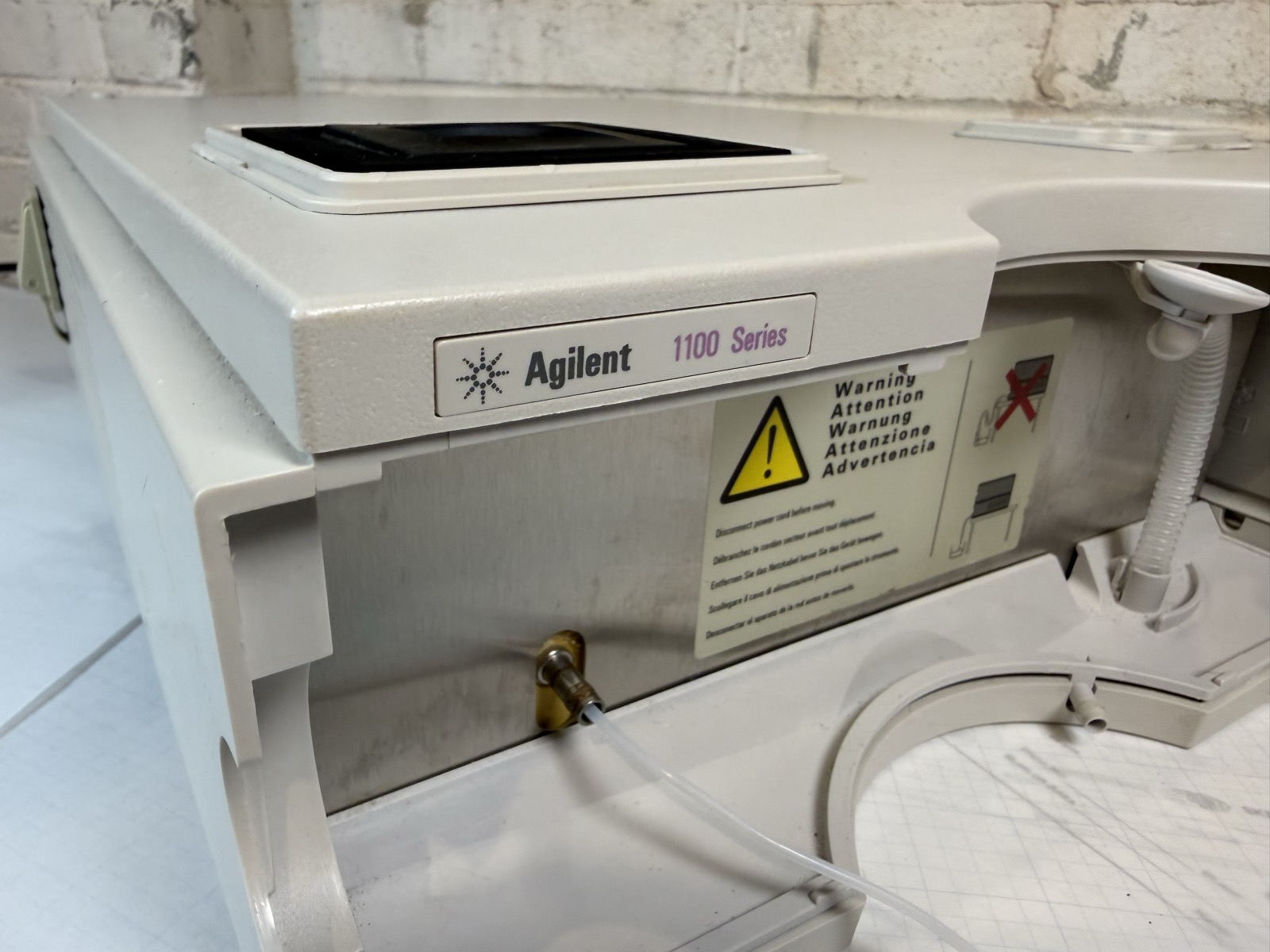 Agilent 1100 G1330B FC/ALS Thermostat HPLC S/N DE13213061 — Powers On