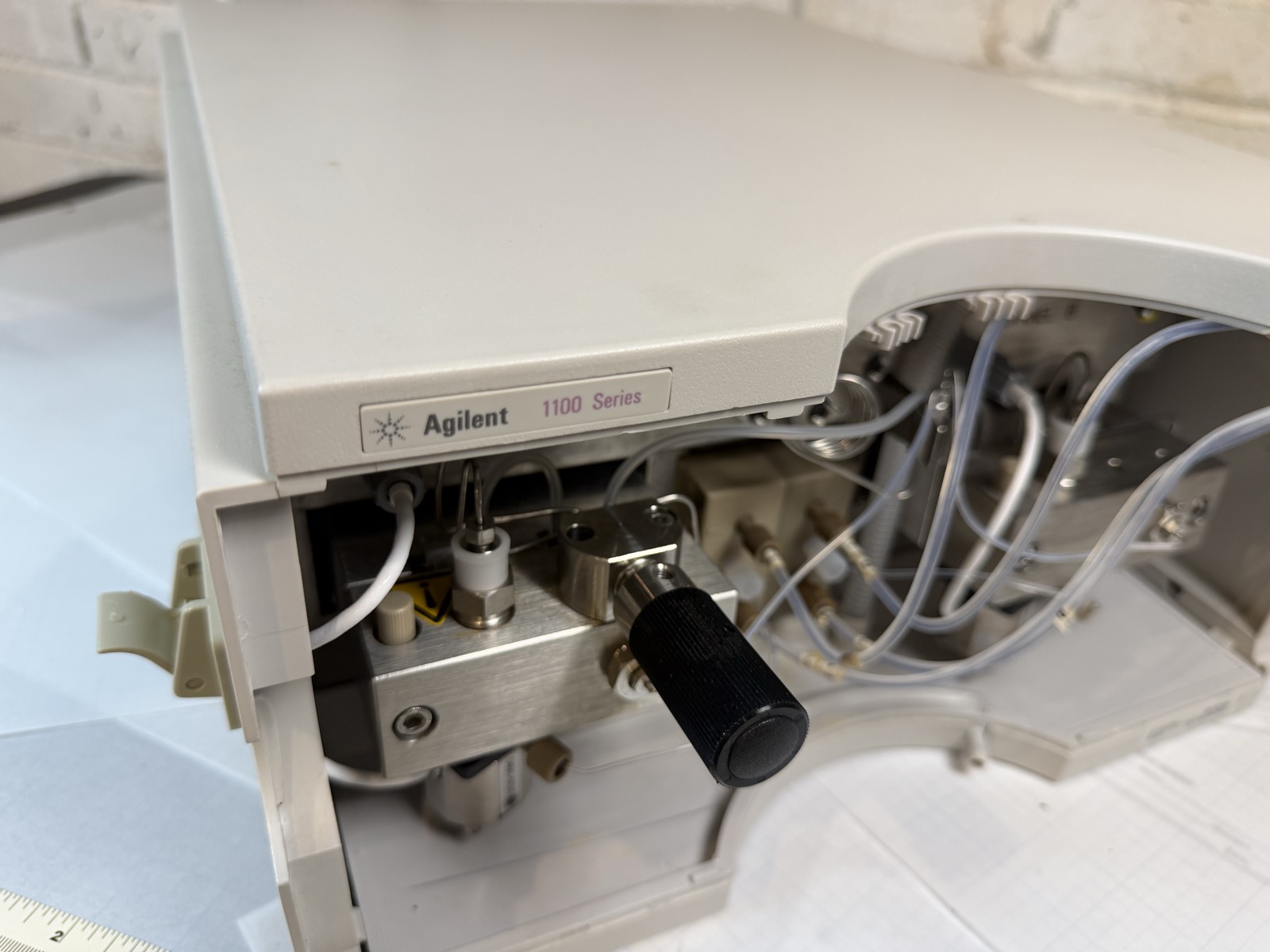 Agilent 1100 G1330B FC/ALS Thermostat HPLC S/N DE13213061 — Powers On