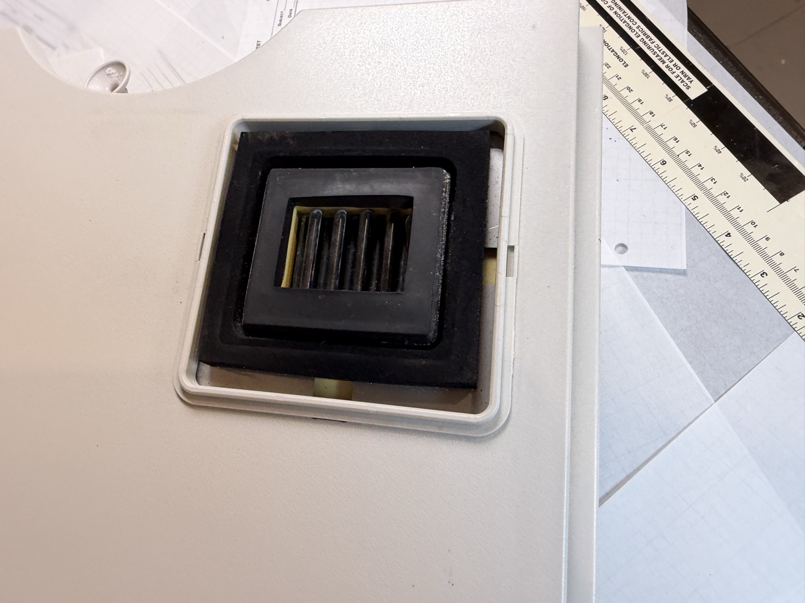 Agilent 1100 G1330B FC/ALS Thermostat HPLC S/N DE13213061 — Powers On