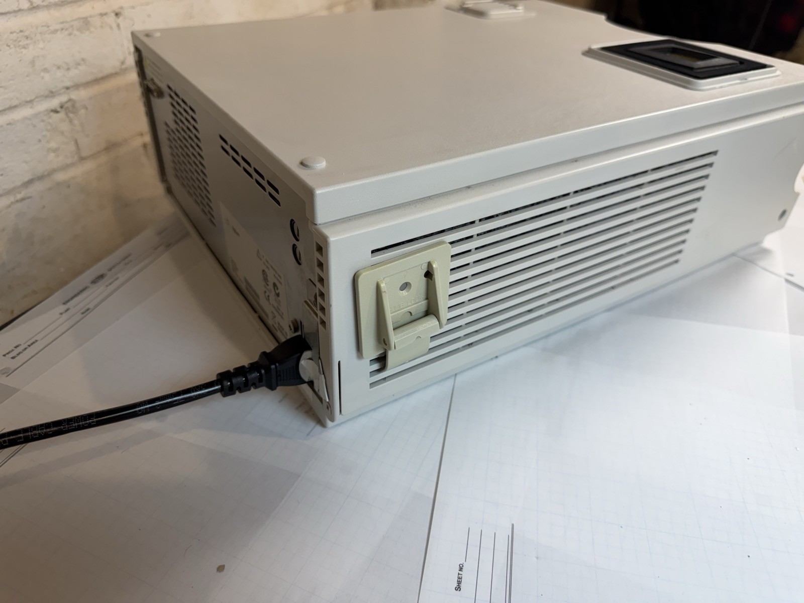 Agilent 1100 G1330B FC/ALS Thermostat HPLC S/N DE13213061 — Powers On