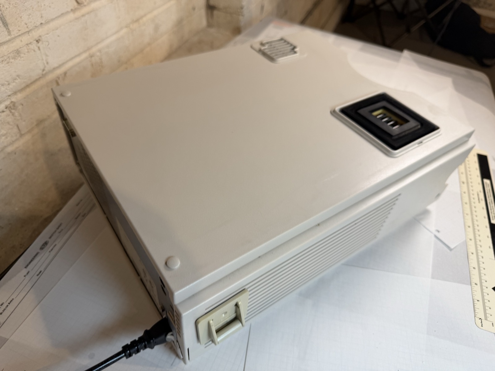 Agilent 1100 G1330B FC/ALS Thermostat HPLC S/N DE13213061 — Powers On