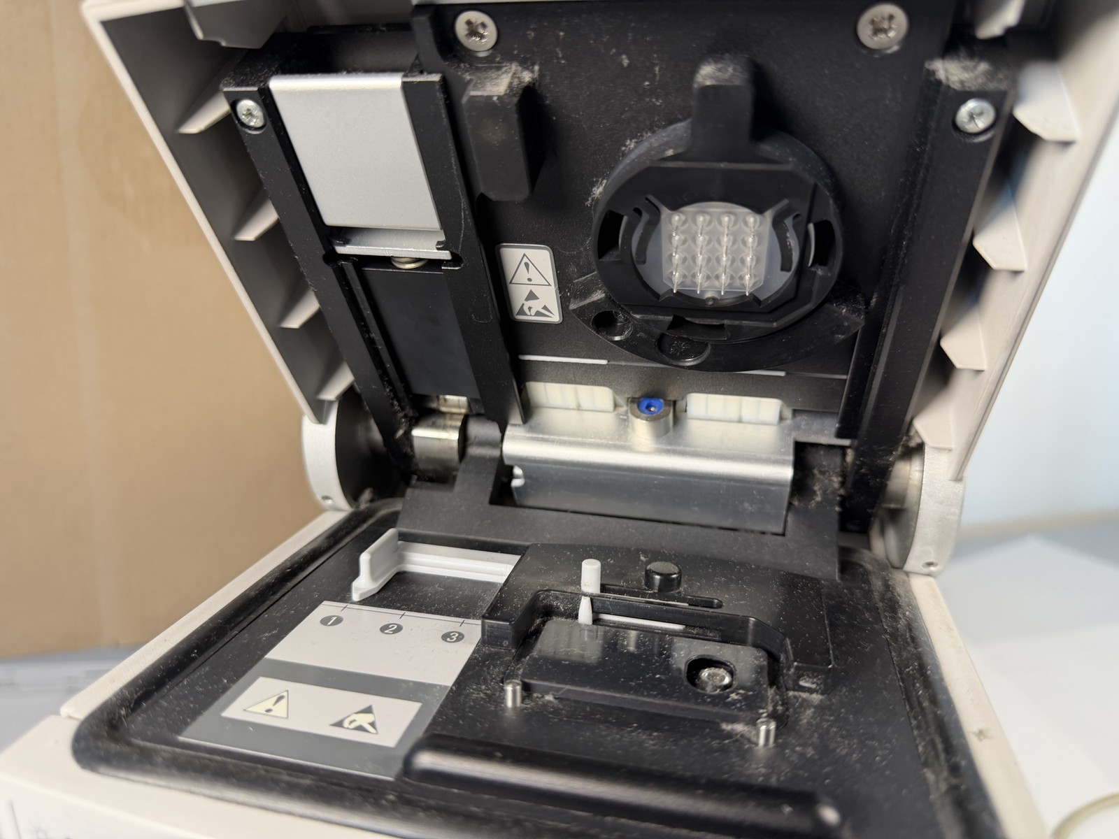 Agilent 2100 Bioanalyzer G2938B LabChip Chip Reader Electrophoresis - Powers On
