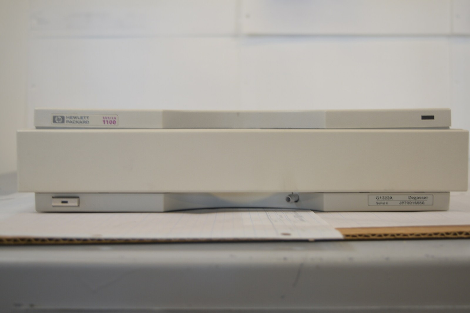 Agilent HP 1100 G1322A 4-Channel Vacuum Degasser w/ Solvent Tray - Wet-Tested